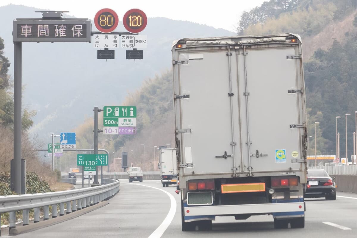  Google マップがドライバーの制限速度と速度取り締まりのサポートを開始