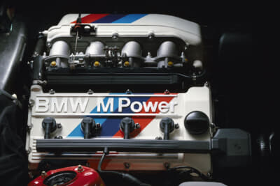 E30 M3には、Mカラーに塗られたエンジンも
