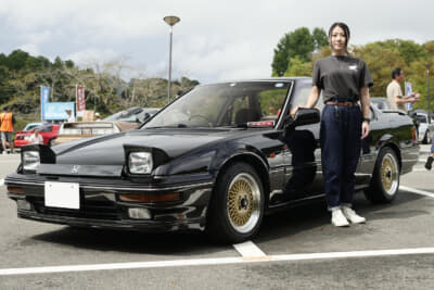 1989年式のホンダ「プレリュード」と、オーナーの岩下亜紗さん。もちろん愛車の方が年上だ