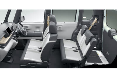 多彩な収納はさらに改善されており、後席のサイドポケットなど、どの席でも使いやすい収納を目指して設計されている