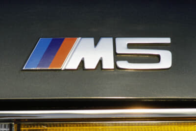 初代M5のエンブレム