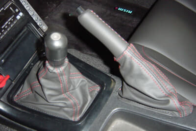 シフトとサイドブレーキのブーツをロブソンレザーのものに変更した例。ステッチのカラーもオーダーできる