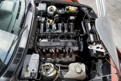 エンジンは排気量アップし、日産R35 GT-Rの部品を流用したダイレクトイグニッション化もしている