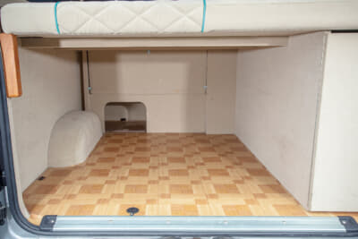 ベッドキットの下は収納スペースを備える