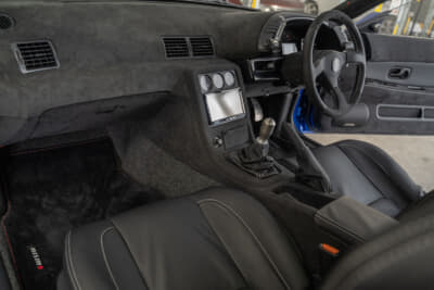 R32 GT-Rの総アルカンターラ張りに仕上げたダッシュボード