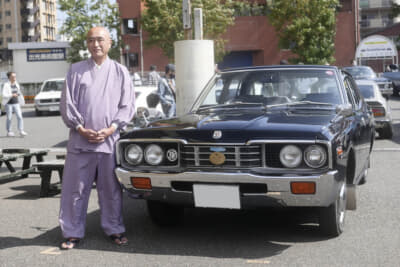 1976年（昭和51年）式日産「セドリック」（4代目330型）とオーナーの則次春賢さん。親子2代で新車当時より乗り継いでいる
