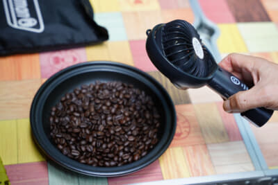 夏の必携アイテムになった感もある小型ファン。じつは焙煎したコーヒー豆を冷却するのに役立つのだ。何といっても楽でいい