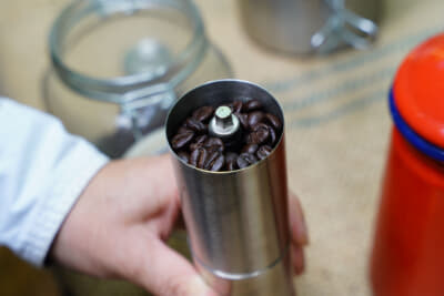 コーヒーミルも色々なメーカーから発売されている。手動のミルを使って香りを楽しみつつガリガリ挽くのも醍醐味のひとつだ