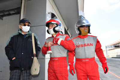 今も現役でテストドライバーを務める神山幸雄氏（右）と加藤博義氏（中央）に加え、当時のチーム代表・渡邉衡三氏（左）も駆け付けた