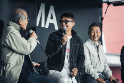R's Meeting 2023のトークショーで笑顔を見せる木下隆之さん（写真中央）。渡邉衡三氏（左）と桂 伸一氏（右）のほか、田口 浩氏とともに登壇