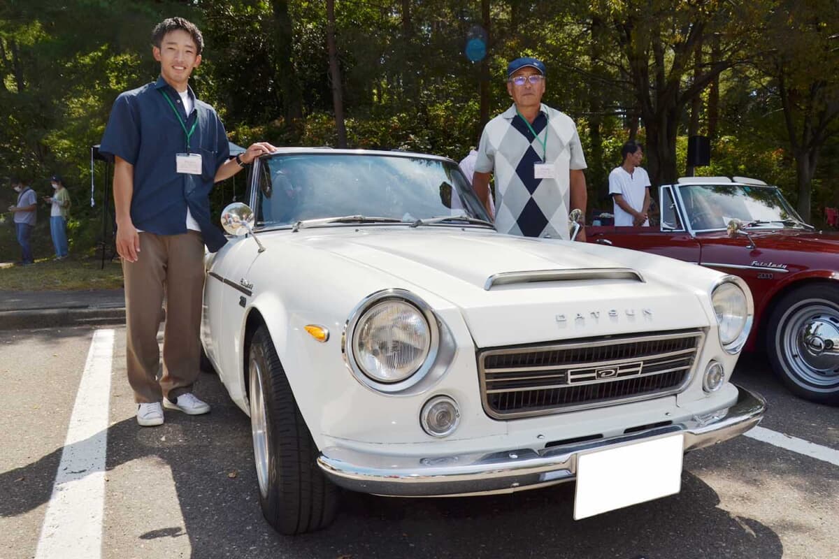 ダットサン「フェアレディ2000」（SR311）で参加の石川晴夫さん（右）と、1970年式の「スカイライン2000GT-R」（PGC10）で参加の石川恵太さん（左）