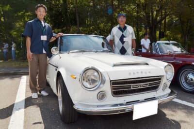 ダットサン「フェアレディ2000」（SR311）で参加の石川晴夫さん（右）と、1970年式の「スカイライン2000GT-R」（PGC10）で参加の石川恵太さん（左）