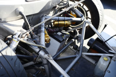 メインフレームはアルミ製モノコックを採用。一昔前のレーシングカーのような構造を持つ