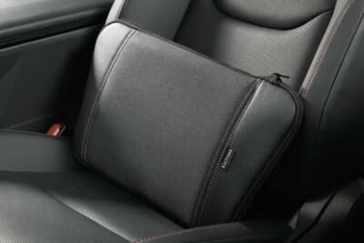 デニム生地とステッチのコントラストが車内の上質感を高める、クッションとバッグの2WAY機能を持つスマートクッショントート