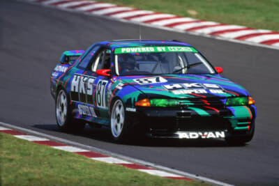 グループAのGT-Rとしては異色の存在であるHKS。1992～1993年に参戦しており、ドライバーは羽根/萩原組。写真は1勝を挙げた1993年菅生だ。荻原氏は横浜ゴムでホイールをデザインする