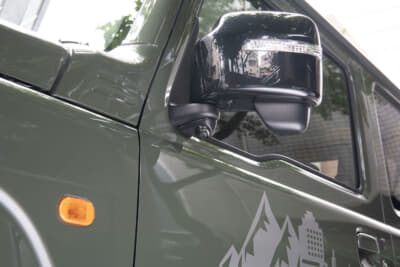 車種別サイドカメラ（角度調整式）をジムニー シエラのサイドミラー下側に装着した様子