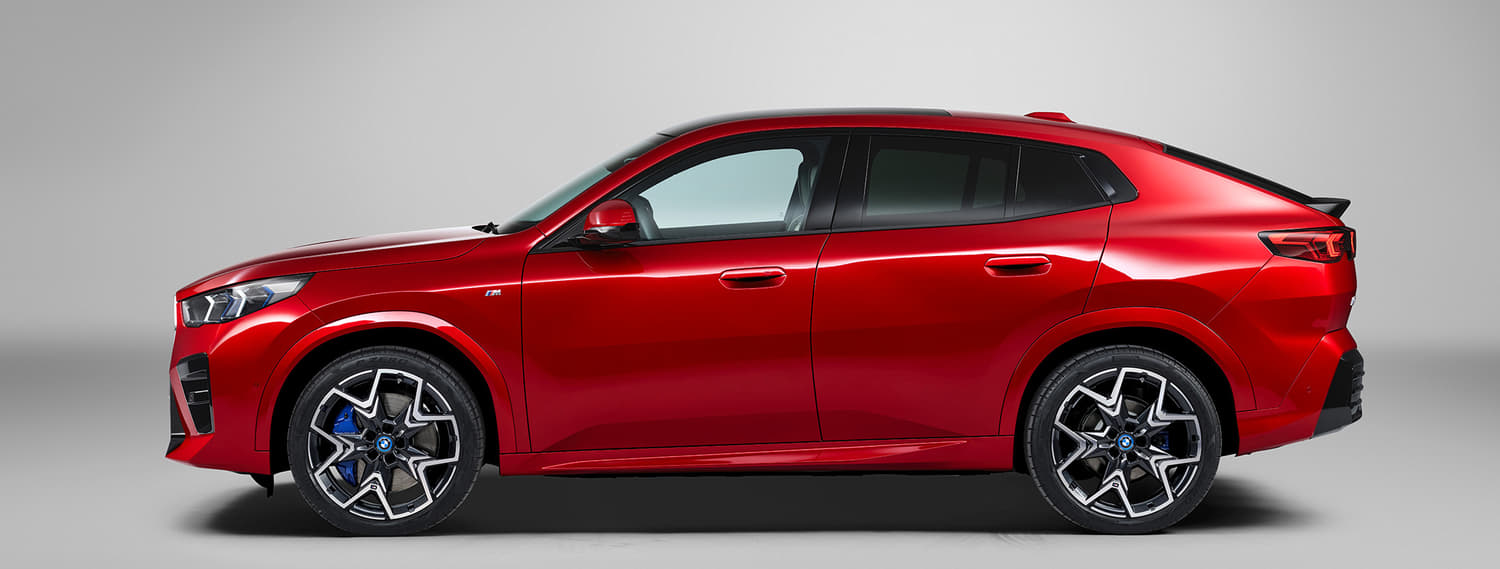 BMW新型「X2」は628万円から！ ジャパンモビリティショーで世界初公開されたSAVの中身とは