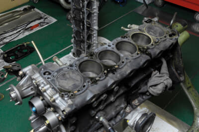フルノーマルで10万km強を走破したエンジンはカーボンやスラッジでかなり汚れた状態。ノーマルECUの濃い目の燃調も一因だろう