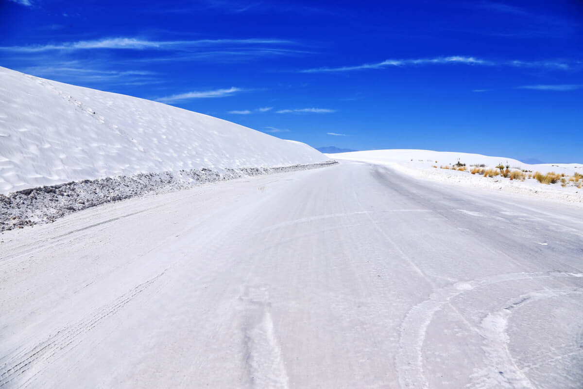 雪道を走っているかのような錯覚に陥り、ステアリングもブレーキも自ずと慎重な操作になる。しかし外は3月でも30°Cに迫る暑さだ