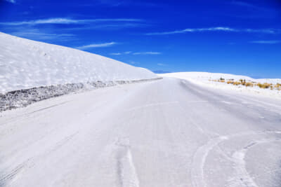 雪道を走っているかのような錯覚に陥り、ステアリングもブレーキも自ずと慎重な操作になる。しかし外は3月でも30°Cに迫る暑さだ