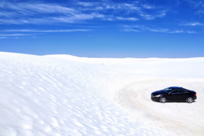 適当な空き地にレンタカーを停めて、白い砂を踏みしめながら丘を上る。雪にしか見えない風景と気温の高さが何ともアンバランスだ