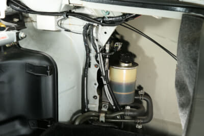こちらはR33。トランクの運転席側にあるE-TSフルードタンク横にセンサーと専用回路をセット。純正のように汚れる心配はなし