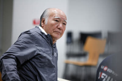 長期入院から退院したばかりの鮒子田寛氏。車椅子にも関わらず事務局長として見事に現場をまとめた