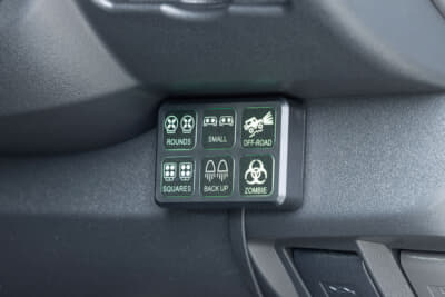 スイッチコントロールボックスはETC車載器下のスペースに装備。ライトのオンオフなどをここで制御する