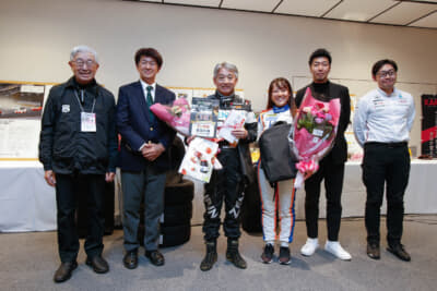3位の片山右京選手とマシンのドライバーの岩岡万梨恵選手を協賛各社が讃える