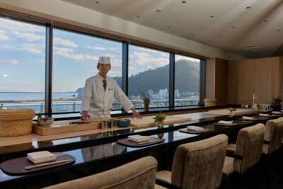 熱海パールスターホテル」内の「寿司 舳（MIYOSHI）」の大森隆史料理長。懐石料理の経験も積み、海外でも活躍してきた