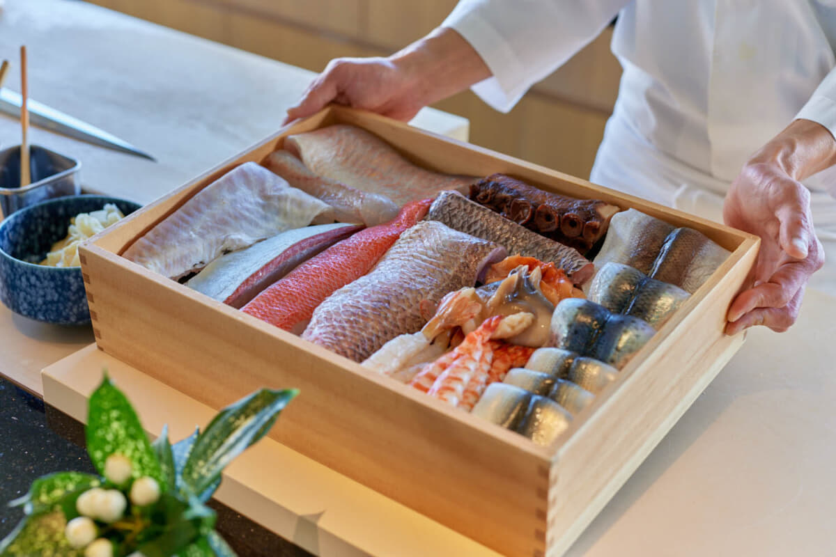 「熱海パールスターホテル」内の「寿司 舳（MIYOSHI）」では相模湾や駿河湾の魚介類を中心としたネタが味わえる