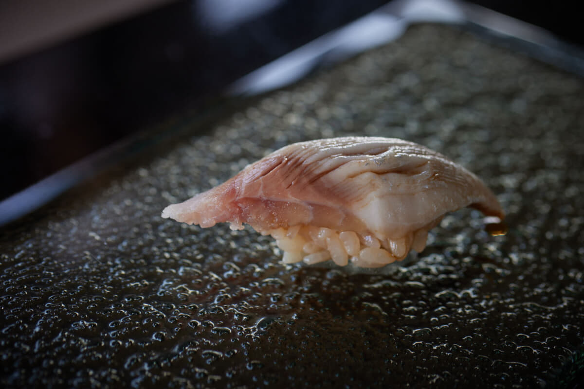 一貫一貫丁寧に提供される「寿司 舳（MIYOSHI）」の鮨は、赤酢を使ったシャリに状態や食感、味わいを考え、ネタによっては包丁が入る