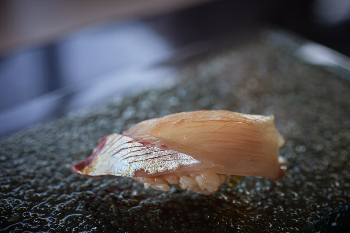 一貫一貫丁寧に提供される「寿司 舳（MIYOSHI）」の鮨。厳選されたシマアジ