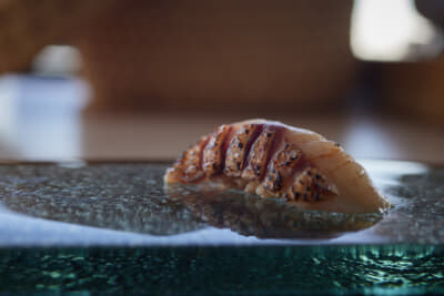 一貫一貫丁寧に提供される「寿司 舳（MIYOSHI）」の鮨。人気のノドグロの炙り