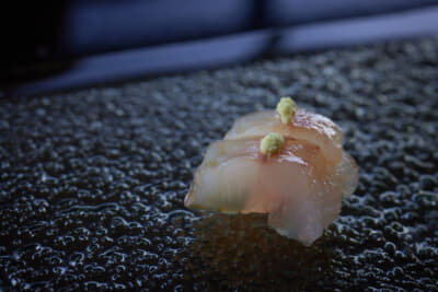 都会のお寿司屋さんではなかなか見かけないヤガラを使った刺身。淡泊であっさりしつつ、うま味もある