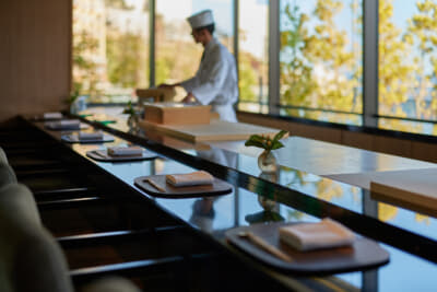 「熱海パールスターホテル」内の「寿司 舳（MIYOSHI）」は８席のみ。カウンター越しに相模湾の絶景が広がる特等席だ