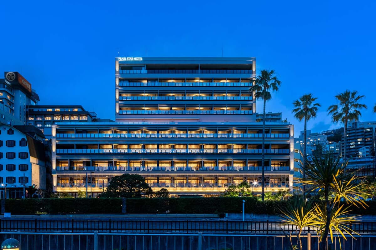 艶やかな光で熱海の夜に彩りを添える「熱海パールスターホテル」。オーシャンフロントに立つ宿としては唯一といっていいラグジュアリーなホテルだ