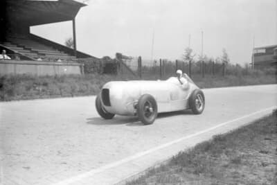 1932年5月のベルリン郊外のアフスレースにストリームラインボディのメルセデス・ベンツSSKLで出場し、アルファ・ロメオに乗ったルドルフ・カラッチオラを僅差で破り、優勝した