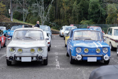 2台並んだルノー8、井戸田姉妹の1967年式は右ハンドル
