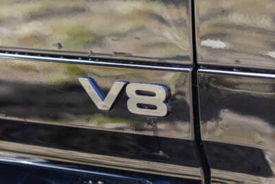 フロントドア下部にはさりげなく「V8」のエンブレムが備わる（C）Jaguar Land Rover Japan