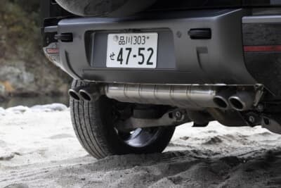 V8にはクアッドアウトボードマウントエキゾーストパイプを装着（C）Jaguar Land Rover Japan
