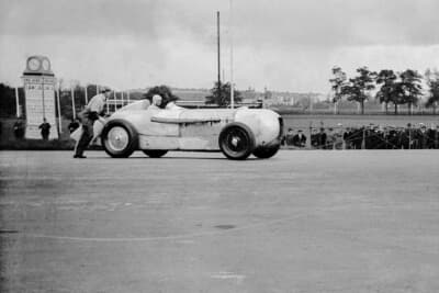 1932年5月のベルリン郊外のアフスレースにストリームラインボディのメルセデス・ベンツSSKLで出場し、優勝した。写真はそのスタート時