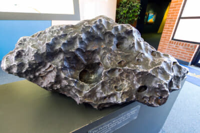 発見された隕石。余談だが福島県田村市にある星の村天文台では、ここで採掘した隕石の一部を使った刀「隕星剣」が展示されている