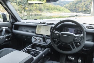 パネルには耐久性が高いファブリックであるロバステックを採用。ウィンザーレザーとダイナミカ スエードクロスを用いた14ウェイ電動シートを装着する（C）Jaguar Land Rover Japan