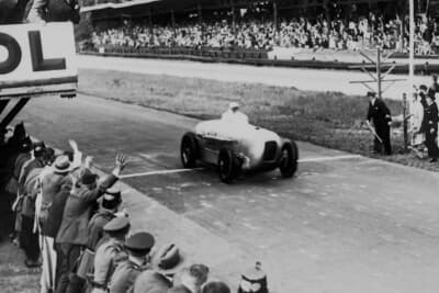 1932年5月のベルリン郊外のアフスレースにストリームラインボディのメルセデス・ベンツSSKLで出場し、優勝した。写真はゴールした瞬間