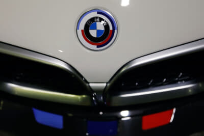 BMW Mの50周年を記念したエンブレムが備わる