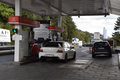 ニュルブルクリンクサーキット近くのガソリンスタンドはつねに賑わう