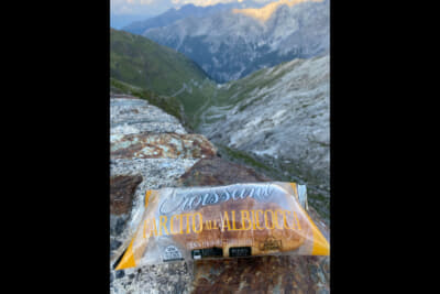 ステルビオ峠頂上付近　いまにも爆発しそうなくらいにパンの袋が膨れ上がりました