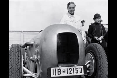 1932年5月のベルリン郊外のアフスレースに出場したストリームラインボディのメルセデス・ベンツSSKLとマンフレッド・フォン・ブラウヒッチュ