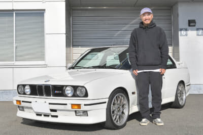 1987年式BMW E30 M3と、オーナーの新谷慶太さん